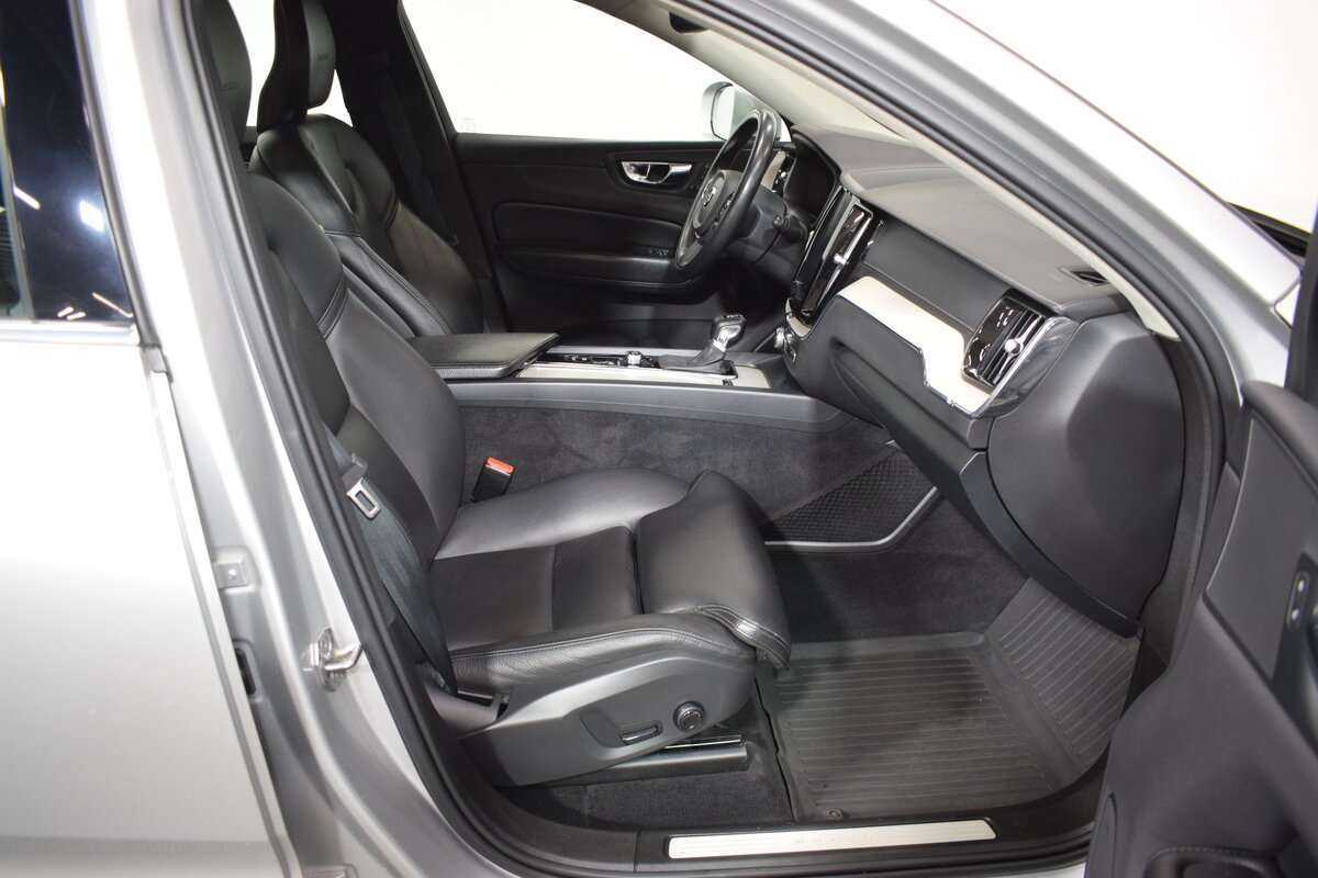 Volvo XC60, 2020 Фото №13