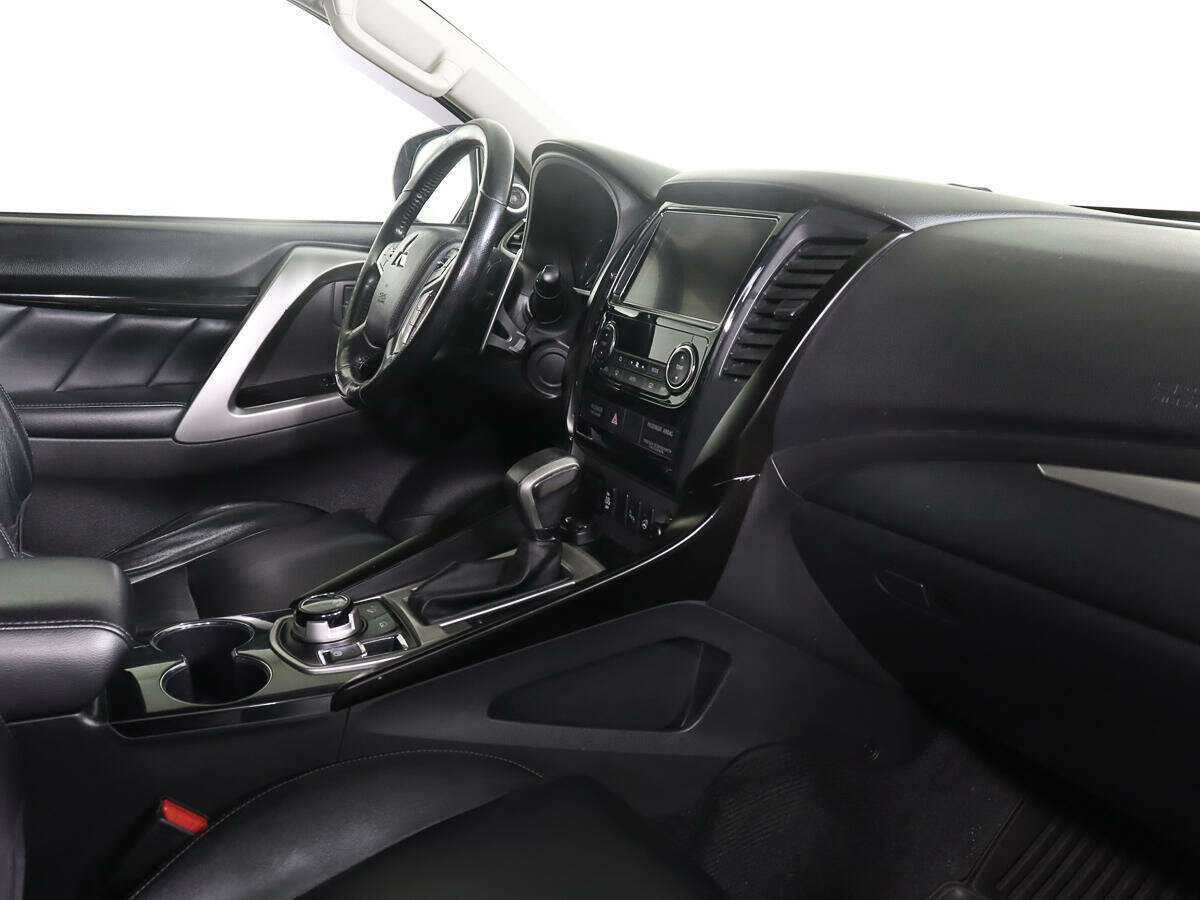 Mitsubishi Pajero Sport, 2017 Фото №8