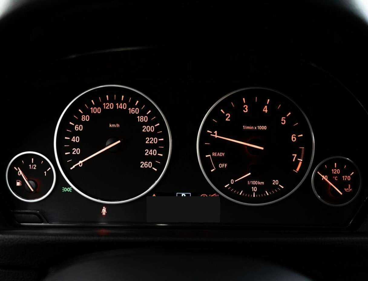 BMW 3 серии 318i, 2015 Фото №12